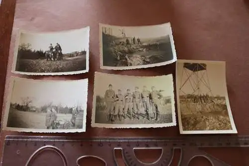 fünf alte Fotos Gruppe Soldaten der Luftwaffe - Beobachtungsturm mit Krater dane