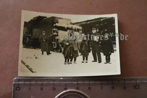 Altes Foto Kinder und Soldaten Bahnhof - vereiste Lokomotive - Ort ?