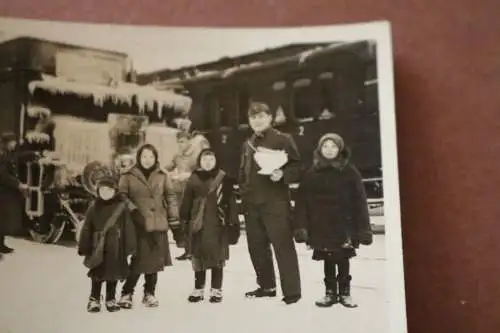 Altes Foto Kinder und Soldaten Bahnhof - vereiste Lokomotive - Ort ?