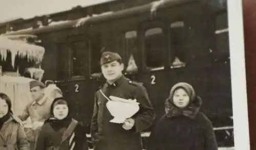 Altes Foto Kinder und Soldaten Bahnhof - vereiste Lokomotive - Ort ?