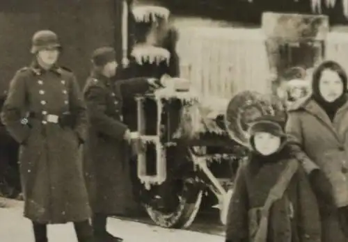 Altes Foto Kinder und Soldaten Bahnhof - vereiste Lokomotive - Ort ?