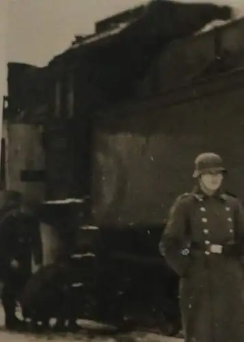 Altes Foto Kinder und Soldaten Bahnhof - vereiste Lokomotive - Ort ?