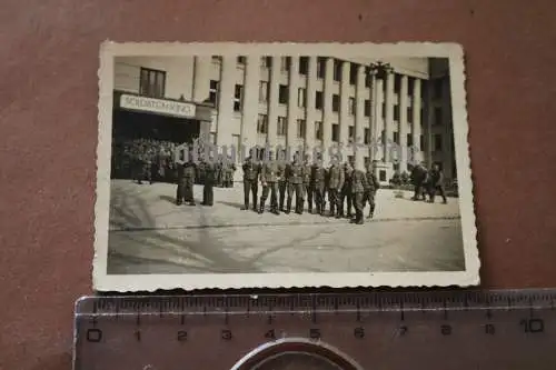 Tolles  altes Foto - viele Soldaten vor Soldatenkino in Minsk