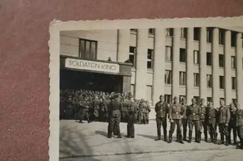 Tolles  altes Foto - viele Soldaten vor Soldatenkino in Minsk