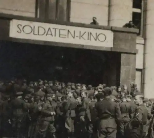 Tolles  altes Foto - viele Soldaten vor Soldatenkino in Minsk