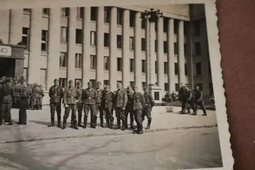 Tolles  altes Foto - viele Soldaten vor Soldatenkino in Minsk