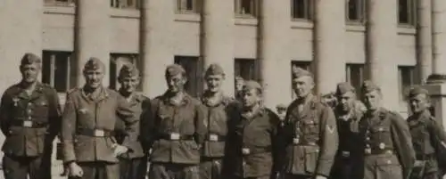 Tolles  altes Foto - viele Soldaten vor Soldatenkino in Minsk