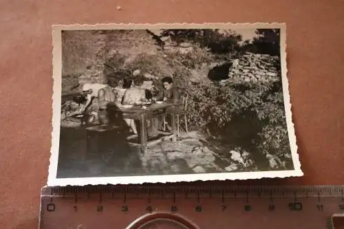 Altes Foto drei Soldaten - zwei mit Flecktarn Feldmütze