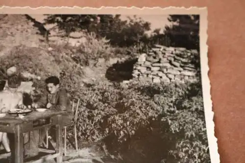 altes Foto drei Soldaten - zwei mit Flecktarn Feldmütze 