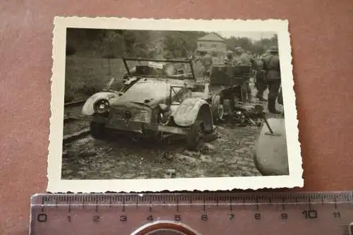 altes Foto - zerstörtes SdKfz - Schild nicht fahrbereit 