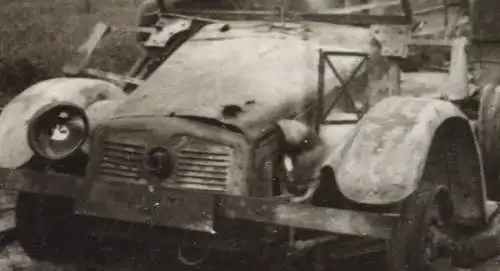 altes Foto - zerstörtes SdKfz - Schild nicht fahrbereit 