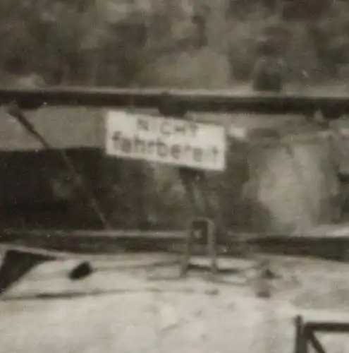 altes Foto - zerstörtes SdKfz - Schild nicht fahrbereit 