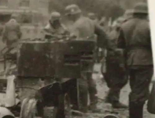 altes Foto - zerstörtes SdKfz - Schild nicht fahrbereit 