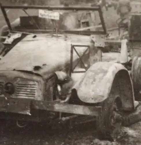 altes Foto - zerstörtes SdKfz - Schild nicht fahrbereit 