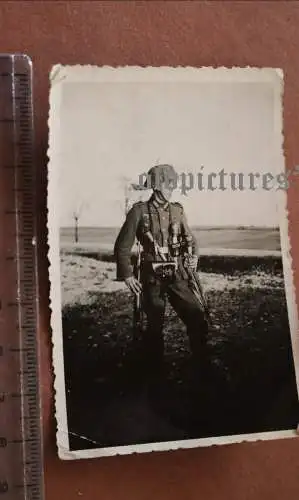 Tolles altes Foto  Portrait eines Soldaten mit getarnten Stahlhelm - Regenschirm