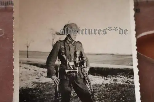 tolles altes Foto  Portrait eines Soldaten mit getarnten Stahlhelm - Regenschirm