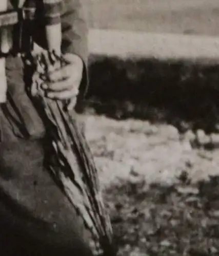 tolles altes Foto  Portrait eines Soldaten mit getarnten Stahlhelm - Regenschirm