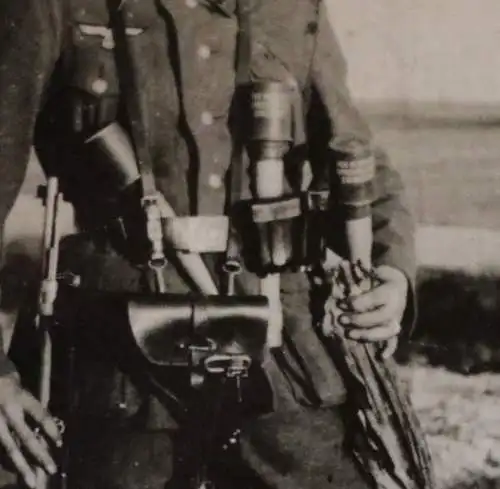 tolles altes Foto  Portrait eines Soldaten mit getarnten Stahlhelm - Regenschirm