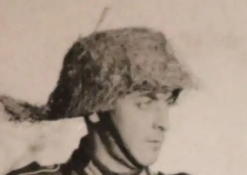 tolles altes Foto  Portrait eines Soldaten mit getarnten Stahlhelm - Regenschirm