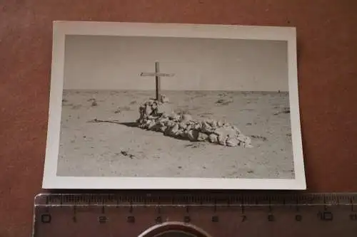 altes Foto - einsames Grab einen deutsche Gefreiten in Afrika - DAK 1942