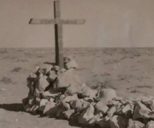 altes Foto - einsames Grab einen deutsche Gefreiten in Afrika - DAK 1942