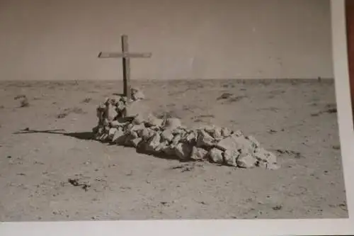 altes Foto - einsames Grab einen deutsche Gefreiten in Afrika - DAK 1942