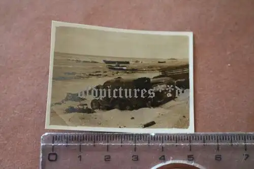 altes Foto - zerstörte Fahrzeuge am Strand - Dünkirchen  ??