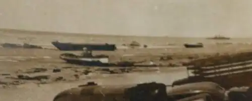 altes Foto - zerstörte Fahrzeuge am Strand - Dünkirchen  ??