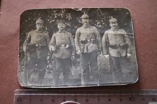 altes Foto - vier Soldaten - drei mit Pickelhaube 