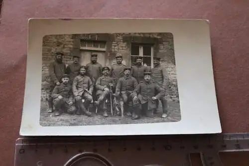 altes Gruppenfoto Soldaten , einer mit Säbel 