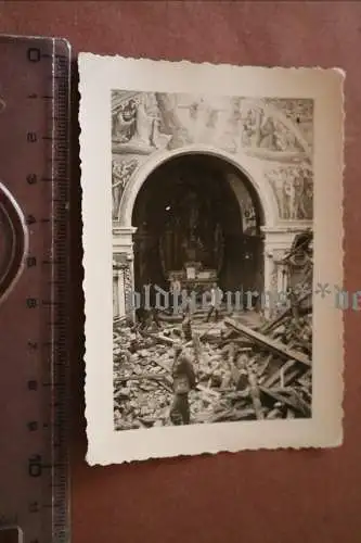 altes Foto  mir unbekannte zerstörte Kirche mit Altar und Wandmalereien - Ort ?