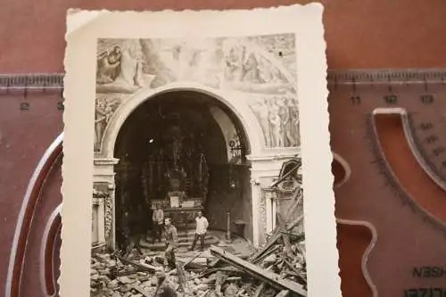 altes Foto  mir unbekannte zerstörte Kirche mit Altar und Wandmalereien - Ort ?