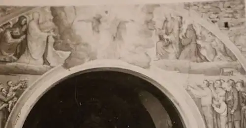 altes Foto  mir unbekannte zerstörte Kirche mit Altar und Wandmalereien - Ort ?