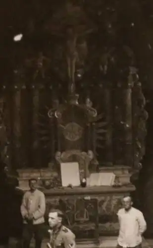 altes Foto  mir unbekannte zerstörte Kirche mit Altar und Wandmalereien - Ort ?
