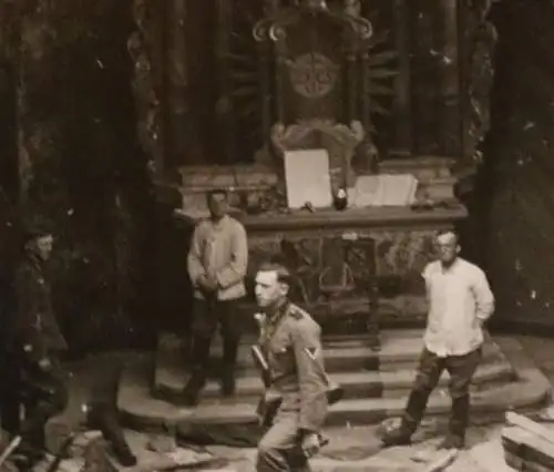 altes Foto  mir unbekannte zerstörte Kirche mit Altar und Wandmalereien - Ort ?