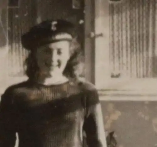 tolles altes Foto - hübsche Frau im Kleid mit Matrosenmütze - Raum Landshut ?