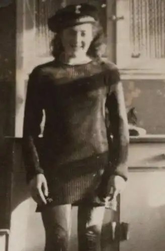 tolles altes Foto - hübsche Frau im Kleid mit Matrosenmütze - Raum Landshut ?