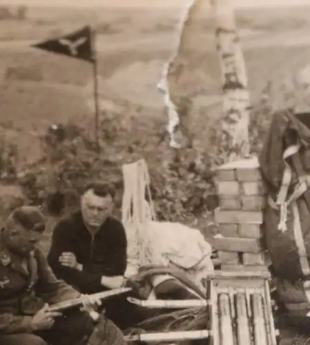 altes Foto - Soldaten prüfen Munition - Fallschirmjäger - Sklovo ??? 