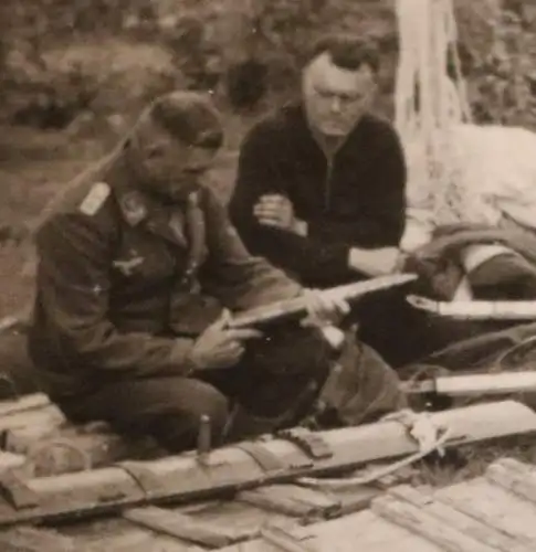 altes Foto - Soldaten prüfen Munition - Fallschirmjäger - Sklovo ??? 