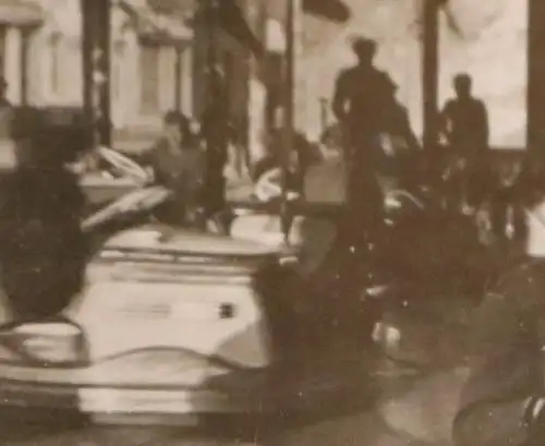 Tolles altes Foto  Soldaten im Autoscooter - Belgien 1940  Kirmes