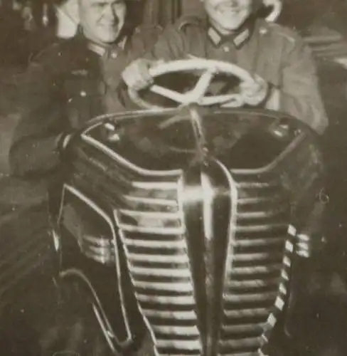 Tolles altes Foto  Soldaten im Autoscooter - Belgien 1940  Kirmes