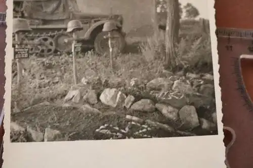 altes Foto - Soldatengräber - SdKfz Halbkette - Russland ???