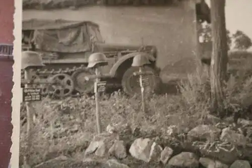 altes Foto - Soldatengräber - SdKfz Halbkette - Russland ???