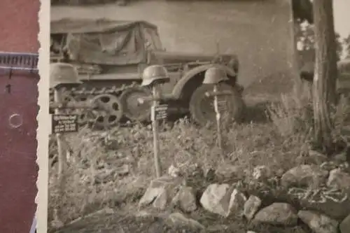 altes Foto - Soldatengräber - SdKfz Halbkette - Russland ???