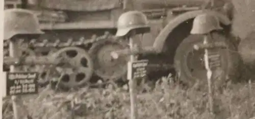 altes Foto - Soldatengräber - SdKfz Halbkette - Russland ???