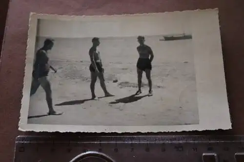 tolles altes Foto - drei Männer in Badehose am Strand - 1941
