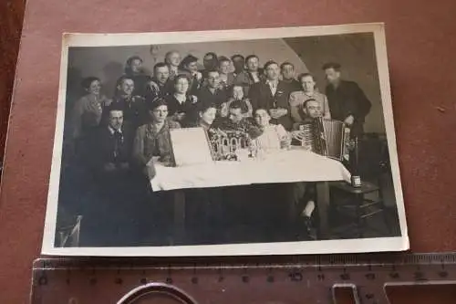 tolles altes  Gruppenfoto Soldat - Feier ??? 1000 auf dem Tisch ????