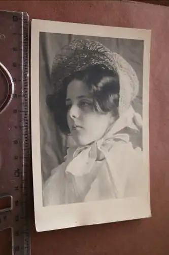 tolles altes Foto - hübsche Frau mit Haube - Kostüm ? Tracht ?? 
