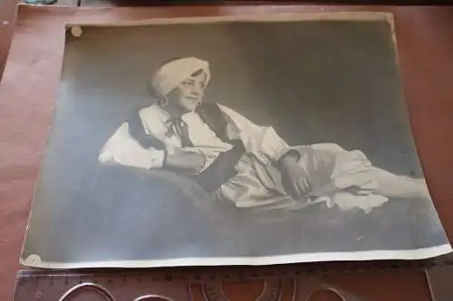 tolles altes großes Foto - Junge oder Mädchen im arabischen Kostüm 1910-20 