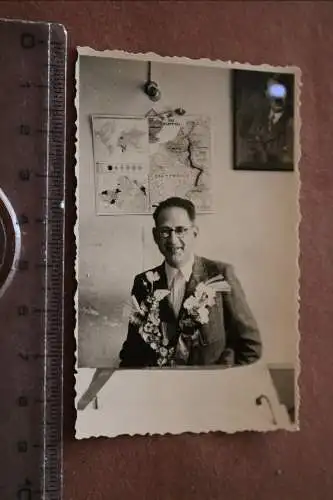 tolles altes Foto - Mann im Büro - Karte Westwall und Bild 30-40er Jahre